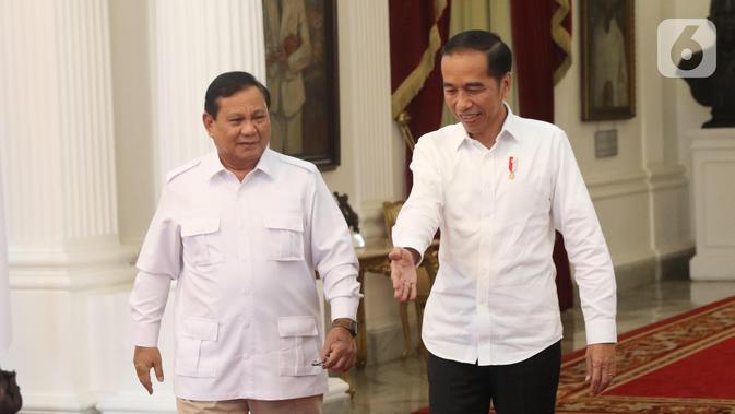 Presiden Joko Widodo saat menerima Ketua Umum Partai Gerindra Prabowo Subianto di Istana Merdeka, Jakarta, Jumat (11/10/2019). Dalam pertemuan tersebut mereka membahas permasalahan bangsa dan koalisi. (Liputan6.com/Angga Yuniar)