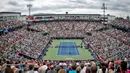 Penonton menyaksikan pertandingan tenis Rogers Cup antara Novak Djokovic melawan Jack Sock di Stadion Uniprix, US, Kamis (13/8/2015). (USA Tiday Sports/Jean-Yves Ahern)