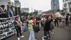 Mahasiswi perempuan yang tergabung dalam Forum Mahasiswa Katolik Republik Indonesia (FMKRI) melakukan aksi teatrikal di Kawasan Patung Kuda, Jalan Merdeka Barat, Jakarta Pusat, Kamis (21/4/2022). (merdeka.com/Iqbal S. Nugroho)
