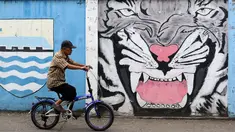 Maung Bandung siap mengaum dimanapun Persib Bandung berlaga sesuai dengan mural yang terpampang di Bandung. (Bola.com/Nicklas Hanoatubun)