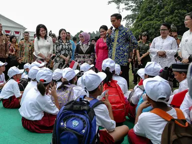 Presiden Jokowi (batik biru) saat berdongeng pada acara puncak Peringatan Hari Anak Nasional di Istana Bogor, Jawa Barat, Selasa (11/8/2015). Acara ini dihadiri oleh ratusan anak-anak dari berbagai daerah di Indonesia. (Liputan6.com/Faizal Fanani)