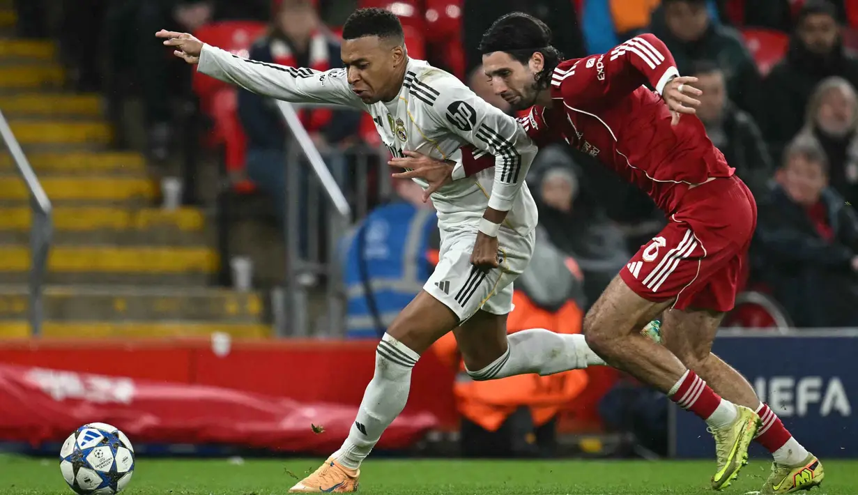 Penyerang Real Madrid asal Prancis, Kylian Mbappe (kiri) berebut bola dengan gelandang Liverpool asal Hungaria, Dominik Szoboszlai dalam pertandingan pekan keempat Liga Champions 2025-2026 di Stadion Anfield, Inggris, pada Selasa 4 November 2025 waktu setempat atau Rabu (5/11/2025) dini hari WIB. Berlaga di markas sendiri, The Reds tampil penuh percaya diri sejak menit awal pertandingan. (Paul ELLIS/AFP)