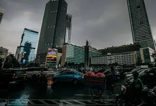Suasana saat hujan deras mengguyur kawasan Jalan Thamrin, Jakarta, Selasa (31/5/2022). Potensi cuaca ekstrem di sejumlah wilayah di Indonesia pada hari ini dipengaruhi oleh kemunculan bibit siklon tropis 92S di Samudera Hindia selatan Jawa Barat. (Liputan6.com/Faizal Fanani)
