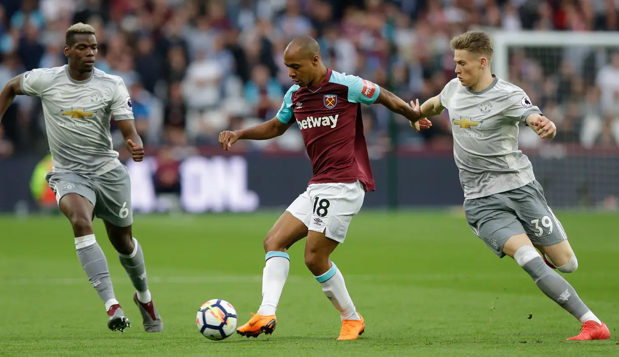 Pemain West Ham United Joao Mario membawa bola berusaha melewari pemain Manchester United pada pertandingan Liga Inggris di London Stadium di London (10/5). Pertandingan ini berakhir dengan skor 0-0. (AP Photo / Alastair Grant)