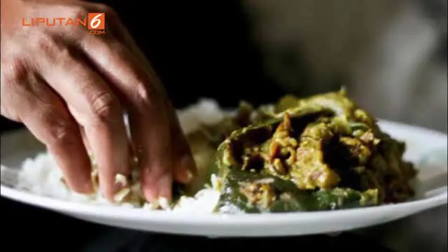  Anda tipe orang yang makan menggunakan tangan atau sendok? Kebiasaan ini mungkin telah menjadi budaya di masyarakat Indonesia, Banyak orang percaya menggunakan tangan saat makan, membuat makanan lebih terasa sedap.