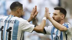 Kepindahan Lionel Messi ke Inter Miami untuk bermain di Liga Sepak Bola Amerika Serikat (MLS) setelah kontraknya berakhir dengan PSG tentu menjadi sebuah kejutan. Tak ada yang menyangka La Pulga memilih klub milik David Beckham tersebut dibandingkan pulang ke Barcelona. Apalagi, dengan kemampuannya seperti sekarang ini, masih banyak klub-klub di liga top Eropa, ditambah klub-klub kaya Arab Saudi yang berniat mendatangkannya. Setelah Lionel Messi, dikabarkan beberapa pemain bintang juga segera menyusulnya ke MLS menurut dua jurnalis Argentina ternama, Gaston Edul dan Cesar Luis Merlo. Ini dia daftar kelimanya. (AFP/Khaled Desouki)