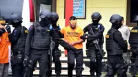 Terduga teroris saat akan diberangkatkan dari Malang ke Jakarta, Minggu (21/2/2016). (Liputan6.com/Zainul Arifin)