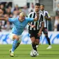 Erling Haaland tak mampu membuat banyak ancaman pada laga tersebut usai pergerakanya dikawal ketat oleh para pemain bertahan The Magpies. Meskipun begitu, ia mampu memanfaatkan peluangnya yang terbatas, termasuk mencetak gol kedua Manchester City pada menit ke-60 untuk mengubah skor pertandingan menjadi 2-3. (AFP/Lindsey Parnaby)