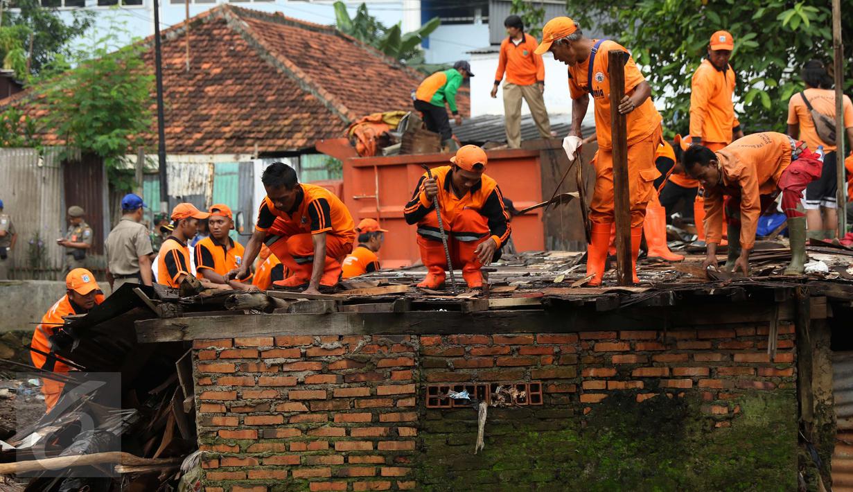 Sejumlah petugas menertibkan bangunan di bantaran Kali Krukut, Petogogan, Jakarta, Rabu (12/10). Program pembenahan Kali Krukut kini jadi prioritas kerja Pemkot Jaksel setelah banjir di kawasan Kemang menjadi sorotan. (Liputan6.com/Gempur M Surya)