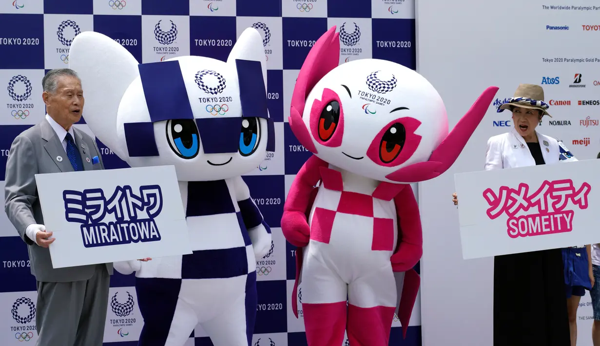 Maskot Olimpiade dan Paralimpik Tokyo 2020, Miraitowa (kiri) dan Someity (kanan) saat debut mereka di Tokyo, Jepang, Minggu (22/7). Sekitar 6,5 juta juta siswa ambil bagian dalam penentuan Maskot Olimpiade Tokyo 2020. (AP Photo/Eugene Hoshiko)