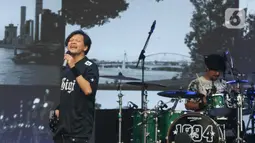 Grup band GIGI menggebrak panggung District di hari ketiga Synchronize Fest 2024. (Liputan6.com/Herman Zakharia)