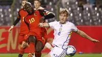 Penyerang Belgia, Romelu Lukaku berebut bola dengan bek Swedia, Filip Helander saat menjamu Swedia pada macthday ke-8 Kualifikasi Euro 2024 di King Baudouin, Brussels, Selasa (17/10/2023). (AP Photo/Geert Vanden Wijngaert)