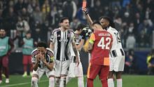 Wasit Portugal, Joao Pinheiro, menunjukkan kartu merah kepada bek Inggris Juventus bernomor punggung 6, Lloyd Kelly (kiri), selama pertandingan leg kedua babak play-off babak gugur Liga Champions UEFA antara Juventus FC dan Galatasaray SK di stadion Allianz di Turin, pada 26 Februari 2026.
(Isabella BONOTTO/AFP)
