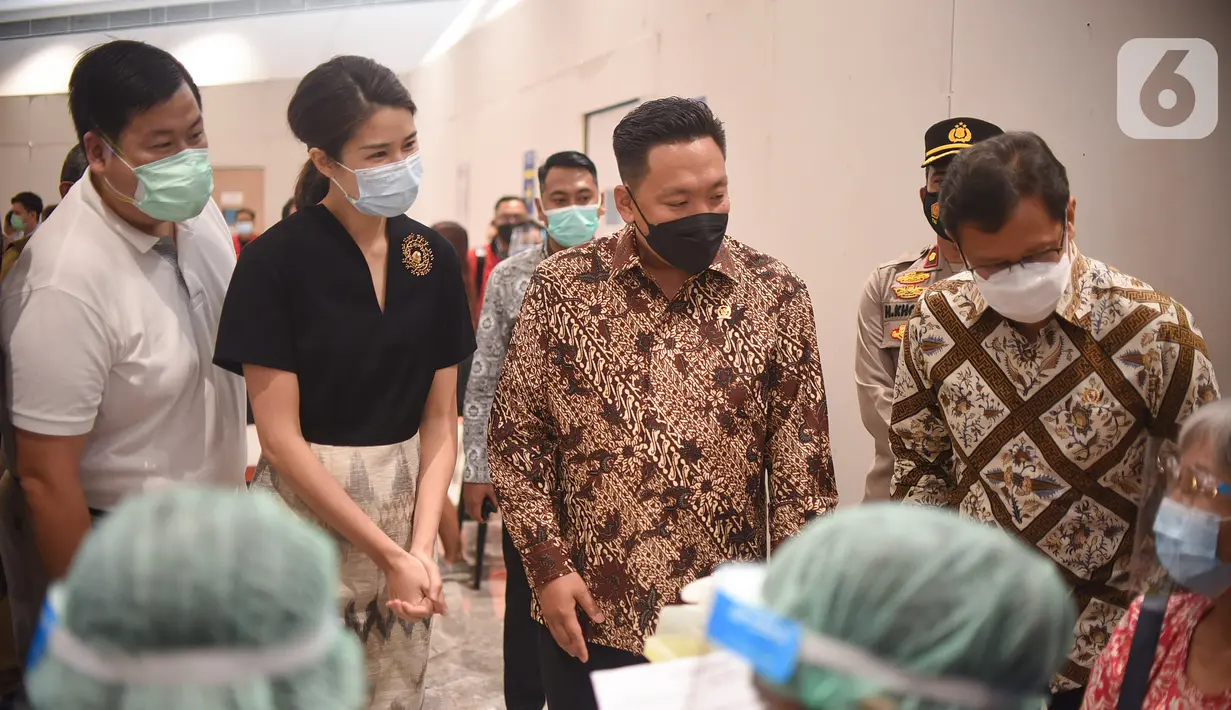 Lippo Malls, Siloam Hospitals Group dan Kementerian Kesehatan menggelar layanan vaksin lansia. Lippo Malls menyiapkan area di 74 mal di seluruh Indonesia dengan tenaga medis vaksinasi yang disiapkan dari 39 rumah sakit jaringan Siloam Hospitals Group. (Liputan6.com/Pool) 