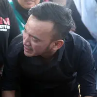 Ruben Onsu ziarah ke makam Olga Syahputra