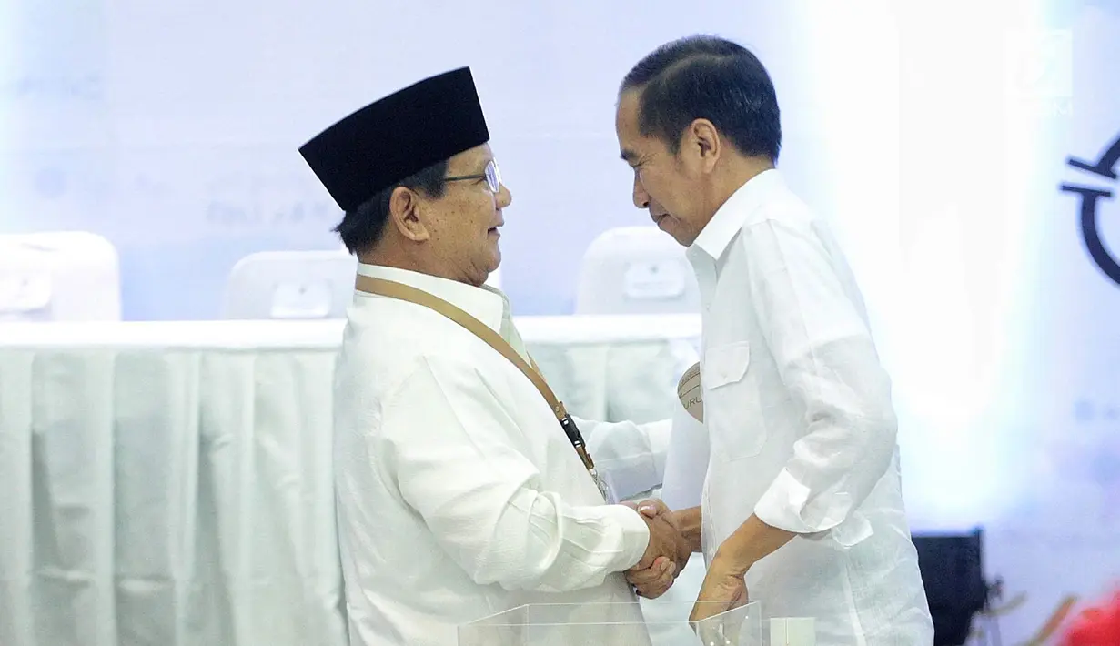 Dua calon presiden Prabowo Subianto (kiri) dan Joko Widodo (kanan) bersalaman saat pengambilan nomor urut peserta Pemilu 2019 di Kantor KPU, Jakarta, Jumat (21/9). Prabowo mendapat nomor urut 01, sedangkan Jokowi 02. (Liputan6.com/Faizal Fanani)