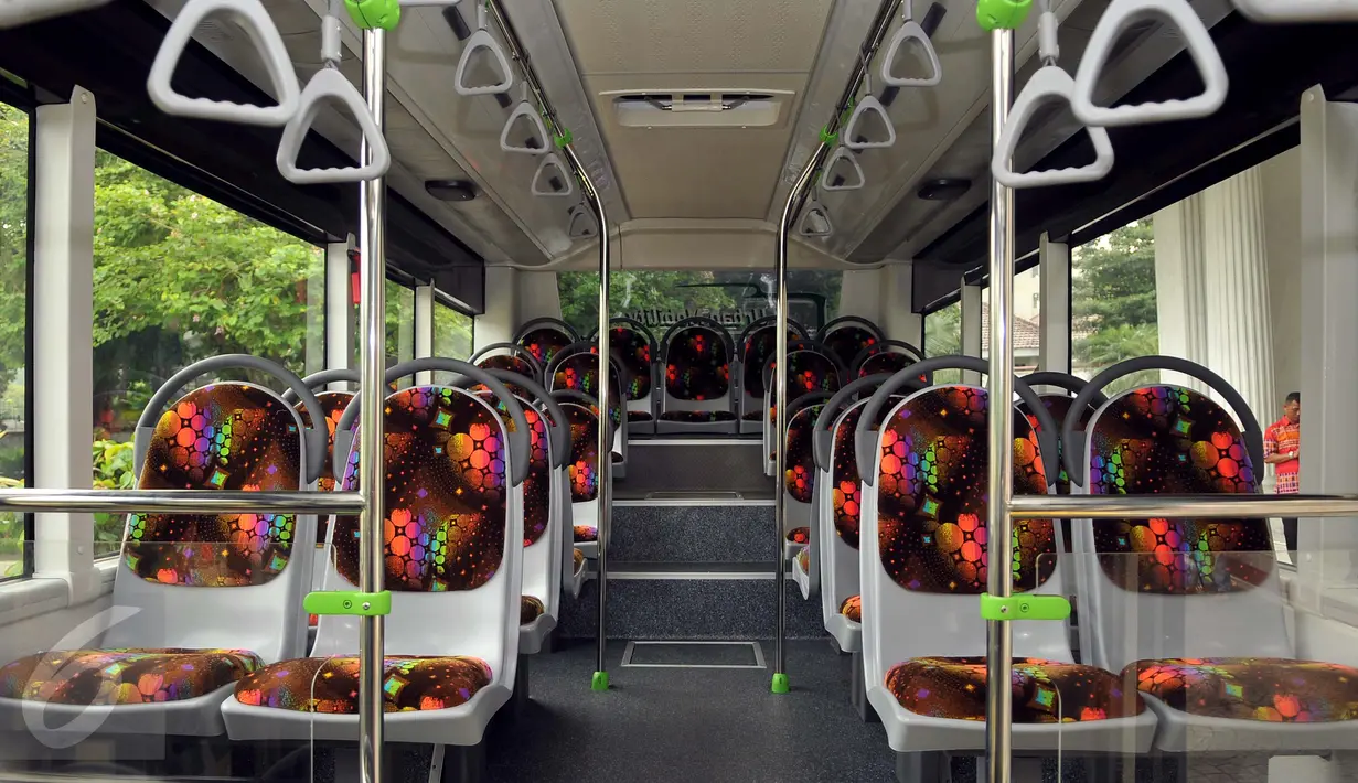 Bagian dalam bus Scania jenis premium Low City Bus di Jakarta, Jumat (11/3). Pemprov DKI Jakarta menginginkan bus Scania jenis premium Low City Bus ini menjadi standard bus-bus yang ada di Ibu Kota, termasuk Metromini. (Liputan6.com/Gempur M Surya)
