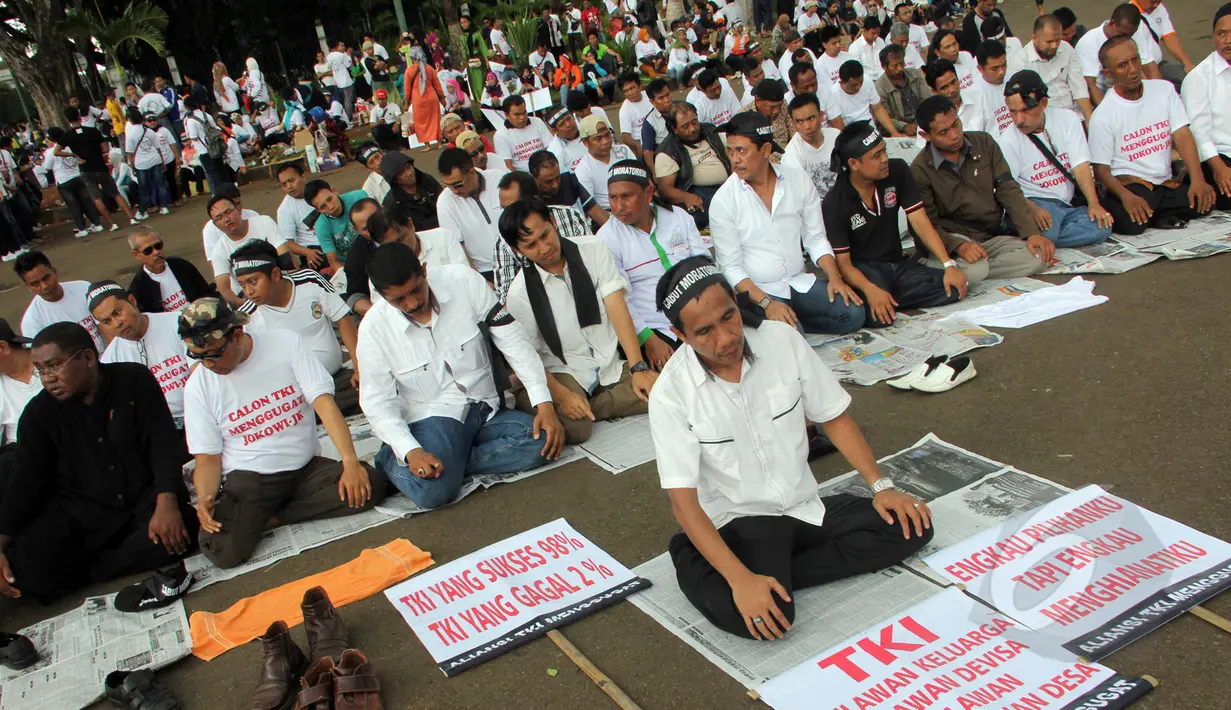 Massa yang tergabung dalam Aliansi TKI Menggugat melakukan unjuk rasa didepan Istana Merdeka, Jakarta,Selasa (7/4/2015). Massa juga menggelar salat bersama disela aksi unjuk rasa. (Liputan6.com/Helmi Afandi)