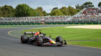 Driver Red Bull Racing, Max Verstappen ketika mengikuti kualifikasi Formula 1 GP Australia di Sirkuit Albert Park, Melbourne, Sabtu (1/4/2023) siang WIB. (AFP/William West)