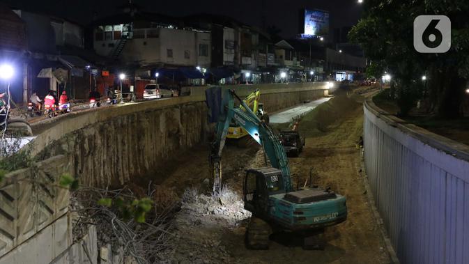 Pekerja menyelesaikan proyek pembangunan underpass Senen Extension, Jakarta, Minggu (3/5/2020). Meski dalam penerapan Pembatasan Sosial Berskala Besar (PSBB) akibat pandemi COVID-19, pengerjaan proyek yang ditargetkan selesai pada Desember 2020 tetap berjalan. (Liputan6.com/Helmi Fithriansyah)