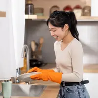 Ilustrasi perempuan mencuci piring. (c) Milkos/Depositphotos.com