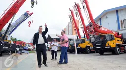 Ceo PT Jimac perkasa Benny Kurniajaya (kanan) dan Direktur PT Jimac Perkasa Ferry Noor menunjukan lahan di Kemayoran, Jakarta, (22/3). Pihaknya membayar sewa lahan seluas 33592 m2 tersebut selama 16 tahun sebesar 3 milyar. (Liputan6.com/Helmi Afandi)