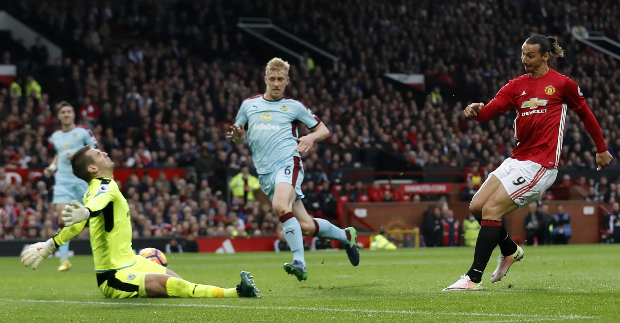Aksi kiper Burnley, Tom Heaton (kiri) saat menahan sepakan striker Manchester United, Zlatan Ibrahimovic, pada duel di Old Trafford, Oktober 2016. Laga berakhir imbang 0-0.  (Reuters/Carl Recine)