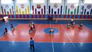  Tim Kahkashan (orange) dan tim Sitara (merah) beraksi pada Turnamen Basket Kursi Roda untuk penyandang cacat di Provinsi Herat, Afghanistan, Minggu (29/11/2015). (AFP Photo/Aref Karimi).