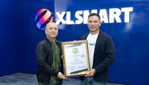 Direktur & Chief Strategy & Home Business Officer XLSMART, Feiruz Ikhwan dengan penghargaan Customer Journey Experience Award 2025 kategori Enjoying Internet Service Provider (Conventional).