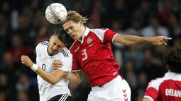 Duel pemain Denmark, Jannik Vestergaard (kanan) dan pemain Jerman, Sandro Wagner pada laga persahabatan di Brondby Stadion, Kopenhagen, Denmark, (6/6/2017). (Jens Dresling/Ritzau Foto via AP)