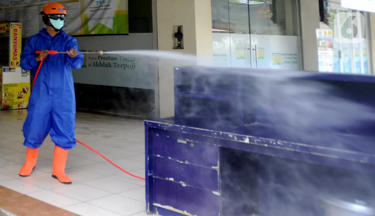 Petugas pemadam kebakaran (Damkar) UPT Cinere menyemprotkan cairan disinfektan di Pasar Segar yang ditutup, Cinere, Depok, Rabu (30/9/2020). Penyemprotan itu untuk mengantisipasi penyebaran COVID-19 di area pasar setelah seorang pengunjung tiba-tiba meninggal dunia. (merdeka.com/Arie Basuki)