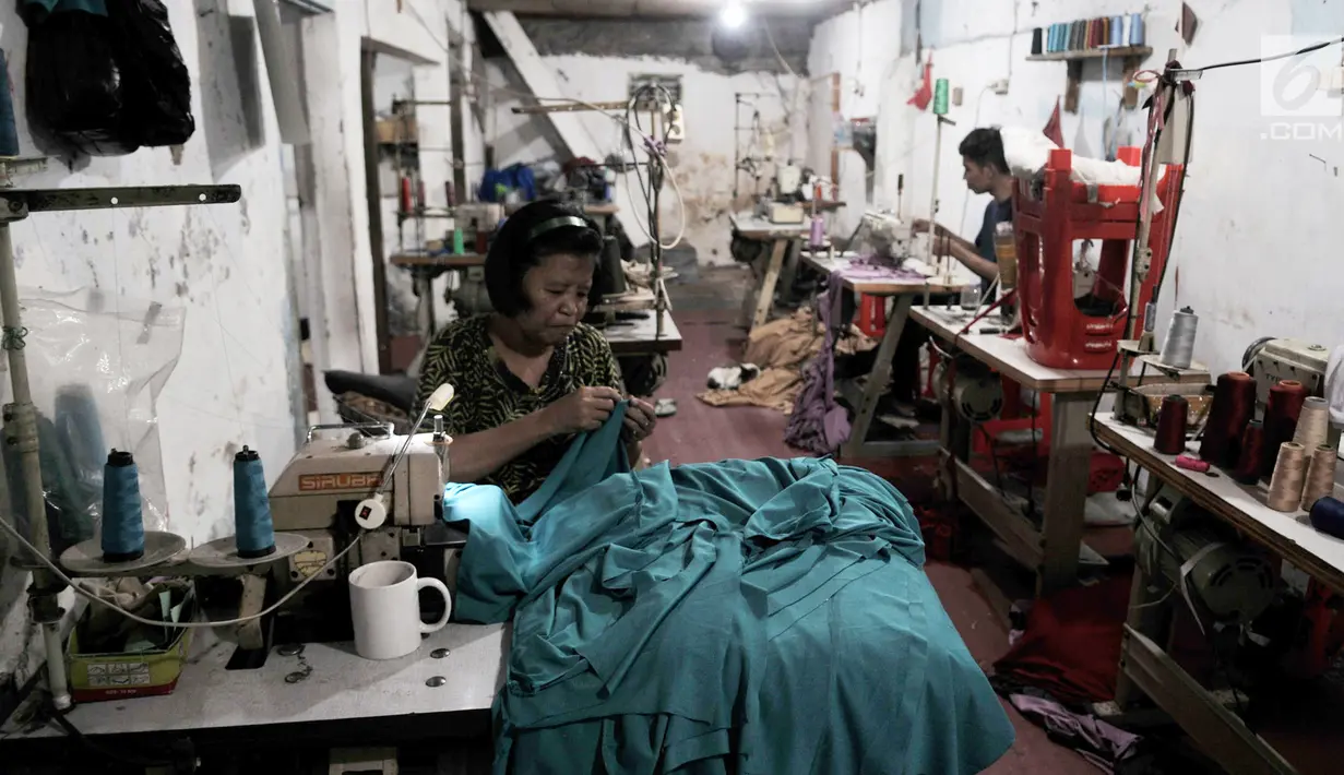 Pekerja menyelesaikan jahitan pesanan pelanggan di kawasan Tambora, Jakarta, Kamis (5/9/2019). Industri tekstil dan produk tekstil (TPT) semakin tertekan akibat gempuran produk impor dari China. (merdeka.com/Iqbal Nugroho)