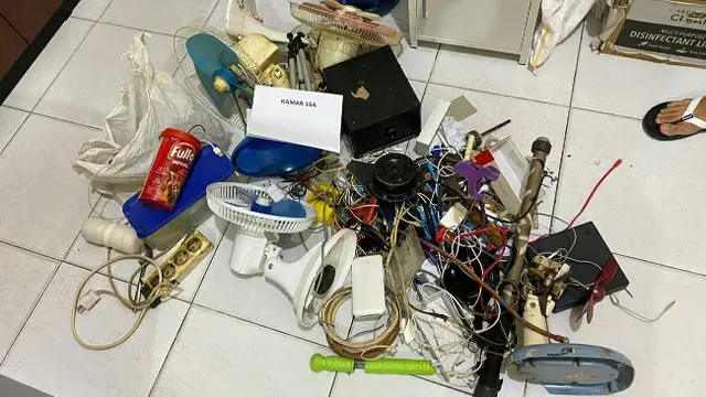 Barang-barang sitaan pegawai Lapas Pekanbaru setelah melakukan razia di kamar narapidana.