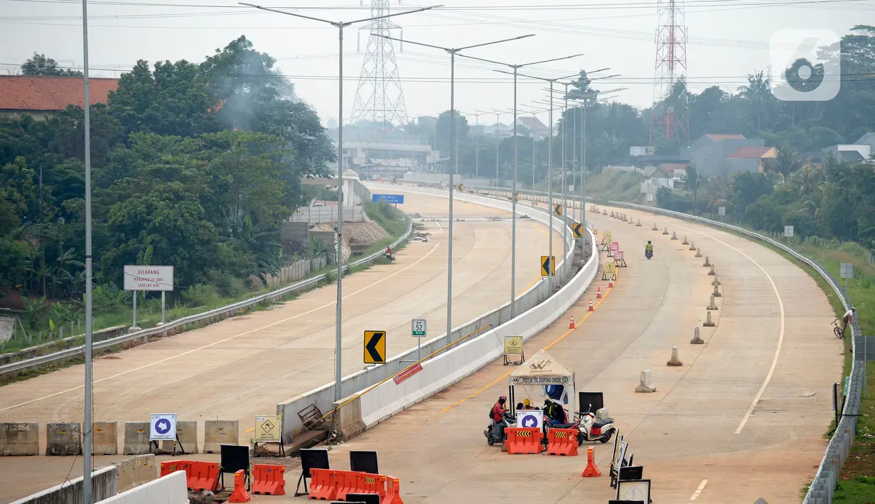 Aktivitas pekerja menyelesaikan pembangunan Jalan Tol Serpong-Cinere di Tangerang Selatan, Selasa (31/3/2020).  Jalan Tol tersebut memiliki total panjang 10,14 kilometer hampir rampung dan diperkiranan pertengahan tahun 2020 bisa digunakan. (merdeka.com/Dwi Narwoko)