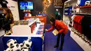 Pembeli mencari suvenir resmi Piala Dunia 2018 di toko resmi FIFA World Cup 2018 yang dibuka di Central Children's Store di Moskow, Rusia (18/12). Piala Dunia 2018 di Rusia akan berlangsung pada 14 Juni - 15 Juli tahun depan. (AFP Photo/Mladen Antonov)