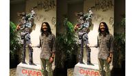 Chappie memiliki kesadaran seperti manusia dan akhirnya malah mengajari kita yang manusia ini untuk bisa jadi lebih manusiawi.
