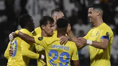 Cristiano Ronaldo (kanan) bersama pemain Al Nassr lainnya melakukan selebrasi setelah memenangkan pertandingan melawan Al Shabab dalam laga perempat final King's Cup Arab Saudi 2023 yang digelar di Al Shabab Club Stadium, Selasa (12/12/2023) dini hari WIB. (AFP/Str)
