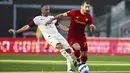 Pemain AS Roma Henrikh Mkhitaryan (kanan) memperebutkan bola dengan pemain Salernitana Franck Ribery pada pertandingan sepak bola Serie A di Olympic Stadium, Roma, Italia, 10 April 2022. AS Roma menang dramatis 2-1. (Alfredo Falcone/LaPresse via AP)