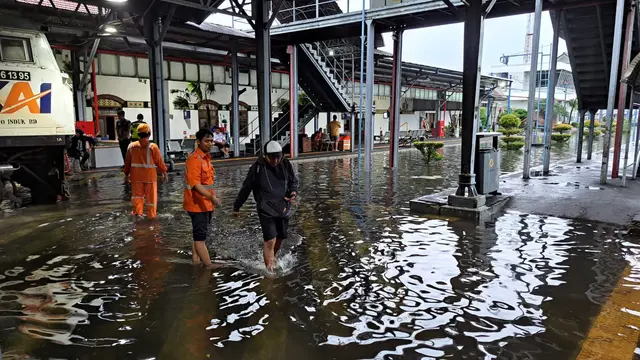 Hujan lebat yang terjadi sejak Rabu siang hingga malam membuat beberapa titik di Kota Semarang kebanjiran termasuk  Stasiun Semarang Tawang. Sejumlah perjalanan kereta terganggu. (Dok PT KAI)