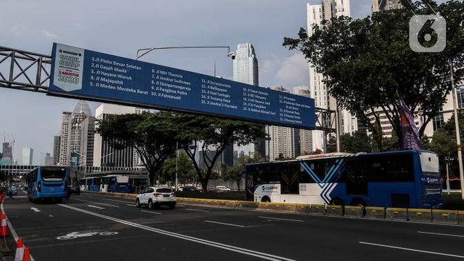 Kendaraan melintas di Jalan Jenderal Sudirman saat hari pertama pemberlakuan kebijakan ganjil-genap kendaraan di Jakarta, Senin (3/8/2020). Pemprov DKI Jakarta kembali memberlakukan kebijakan ganjil-genap bagi kendaraan roda empat pribadi di 25 ruas jalan di Jakarta. (Liputan6.com/Johan Tallo)