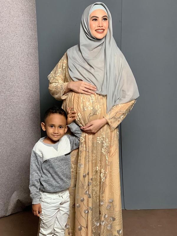 Momen Keakraban Kartika Putri Bareng Ketiga Anak Habib Usman (Sumber: Instagram/kartikaputriworld)