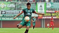 Striker PSS Sleman, Riski Novriansyah unjuk gigi di Indonesia Soccer Championship B. (Bola.com/Romi Syahputra)