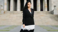 Di tangan istri Christian Sugiono baju bewarna hitam menjadi gaya OOTD yang stylish. Menggunakan blazer yang dikombinasikan dengan warna putih, penampilan ibu dua anak ini terlihat elegan. (Liputan6.com/IG/@titi_kamall)