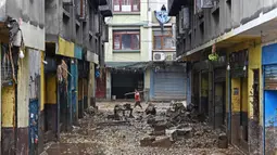 Hujan lebat mengakibatkan Sungai Bagmati di Kathmandu, Nepal meluap hingga membanjiri pemukiman dan memicu terjadinya tanah longsor. (PRAKASH MATHEMA/AFP)