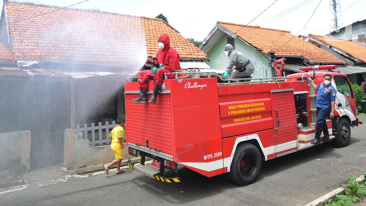 Aksi Damkar Diturunkan untuk Semprot Disinfektan Secara Gratis
