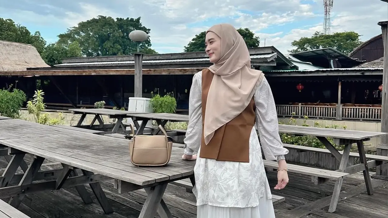 6 Gaya Berhijab ala  Inara Rusli, Cocok Jadi Inspirasi Busana Syar'i nan Simpel