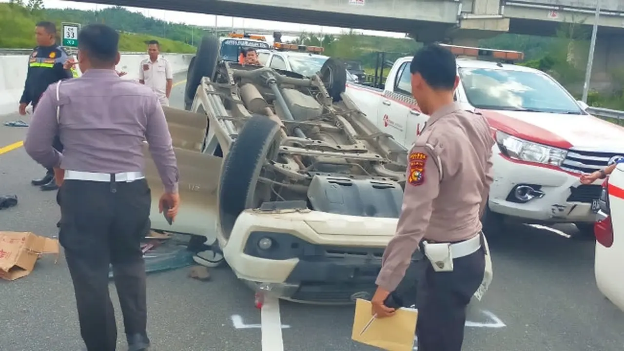 Mobil terbalik di Tol Pekanbaru-Dumai karena mengalami pecah ban sehingga menyebabkan 9 orang terluka.