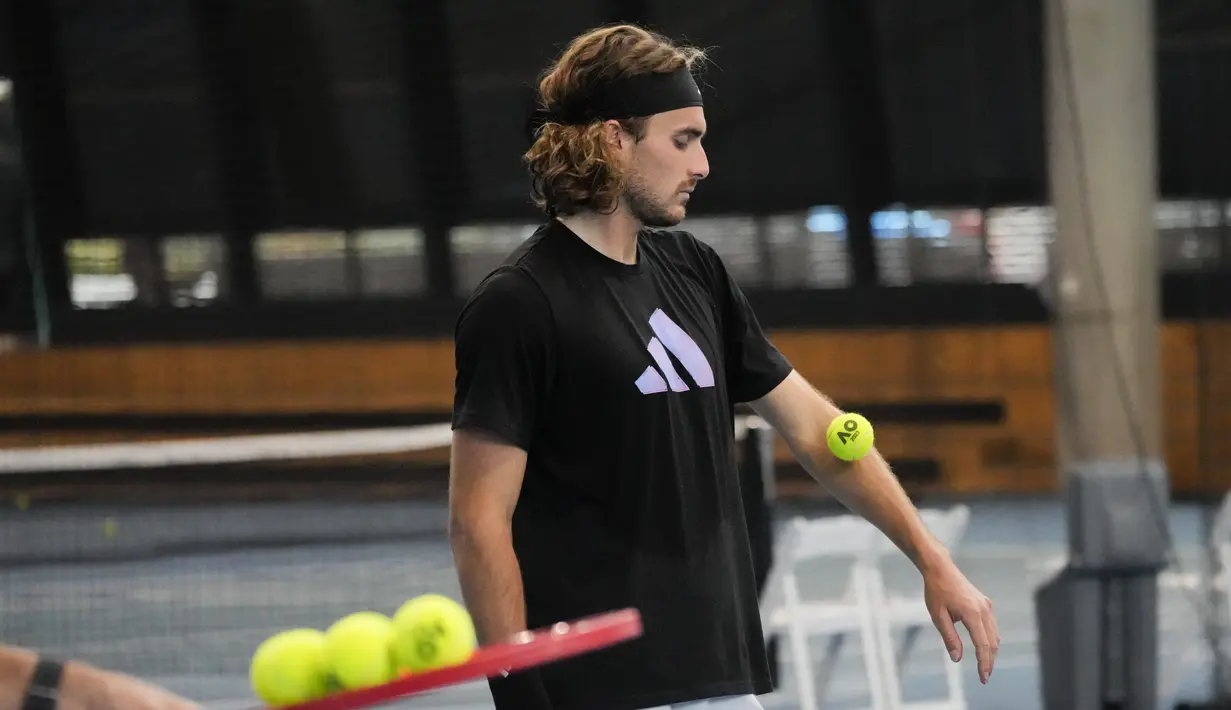 Petenis asal Yunani, Stefanos Tsitsipas bersiap melakukan servis saat sesi latihan menjelang final putra kejuaraan tenis Australia Open 2023 di Melbourne, Australia, Sabtu, 28 Januari 2023. Tsitsipas akan melawan Novak Djokovic dari Serbia di final Minggu 29 Januari. (AP Photo/Dita Alangkara)