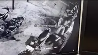 Aksi Brutal Dua Preman Keroyok Pedagang Sate di Cempaka Putih