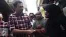 Ahok bersalaman dengan warga saat blusukan di Marunda, Cilincing, Jakarta, Rabu (2/1). Selain itu Ahok juga meminta warga untuk membangun Ruang Publik Terpadu Ramah Anak (RPTRA) di lingkungannya. (Liputan6.com/Gempur M. Surya)